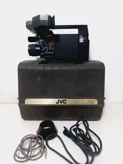 Cámara de Video Vintage JVC GX-S9U con Estuche - miniatura 1