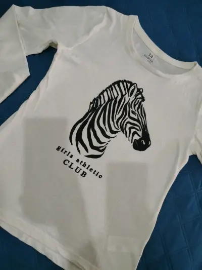 Polera blanca para niña con diseño de cebra - miniatura 2