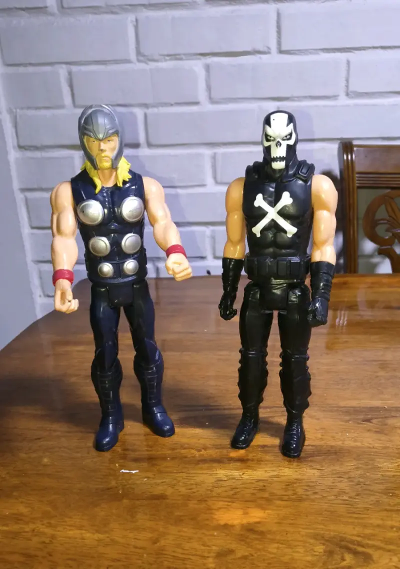 Figuras de acción Thor y Crossbones
