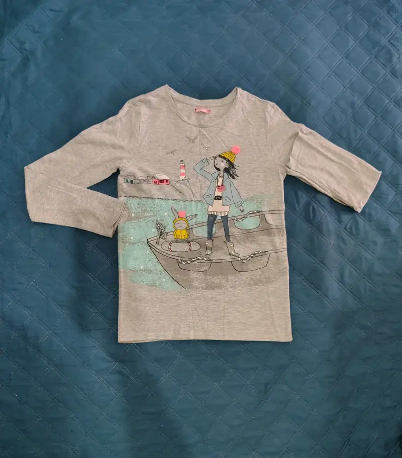 Polera gris con diseño infantil de barco - 1