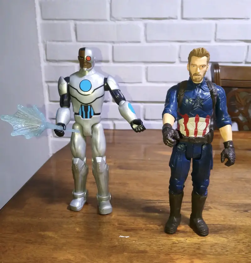 Figuras de acción Cyborg y Capitán América