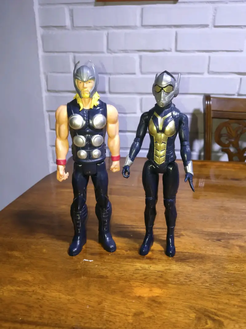 Figuras de acción Thor y Avispa