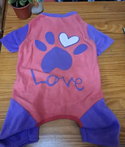 Ropa para perro con diseño de huella y corazón - miniatura 1