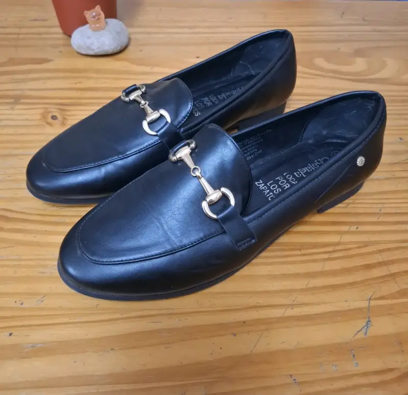 Mocasines negros de cuero con detalle metálico