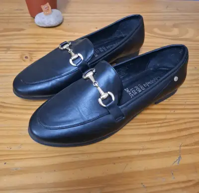 Mocasines negros de cuero con detalle metálico - miniatura 1