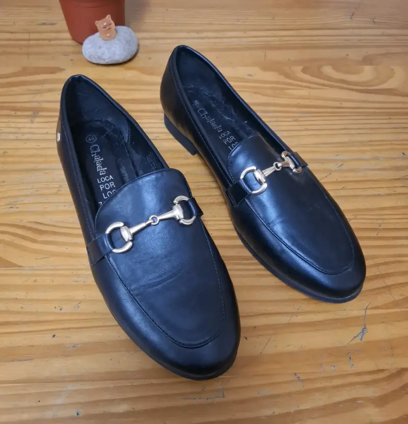 Mocasines negros de cuero con detalle metálico - 2