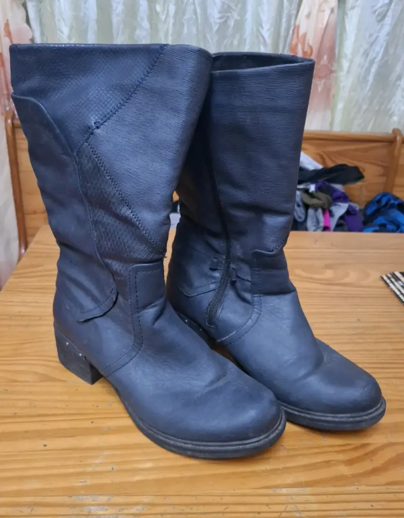 Botas negras de cuero para mujer con tacón