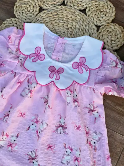 Vestido infantil rosa con estampado de conejos - miniatura 1