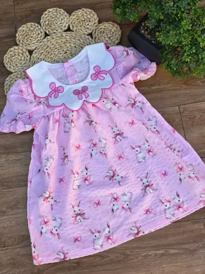 Vestido infantil rosa con estampado de conejos - miniatura 2