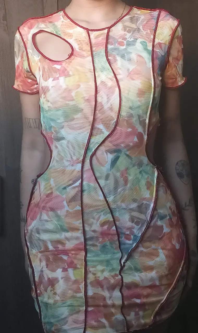 Vestido corto multicolor con diseño único - 2