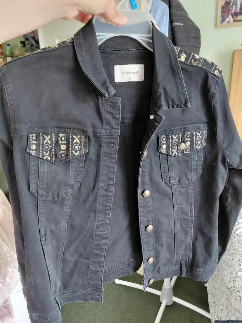 Chaqueta negra con detalles bordados Tatianne - 1