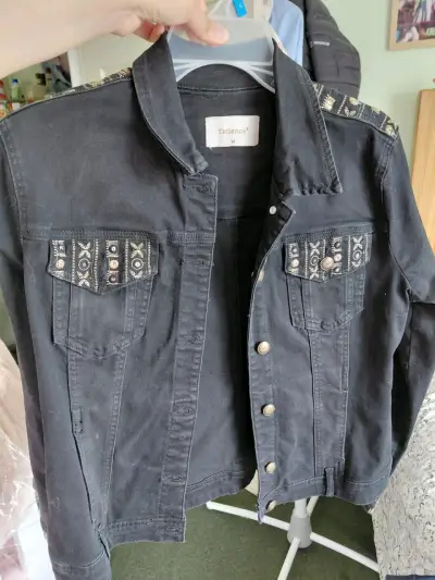 Chaqueta negra con detalles bordados Tatianne - miniatura 1