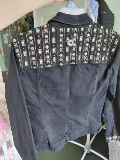 Chaqueta negra con detalles bordados Tatianne - miniatura 2