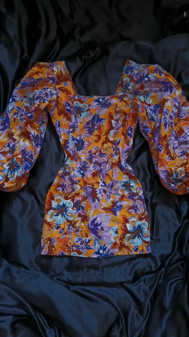 Vestido corto floral con mangas abullonadas - 2