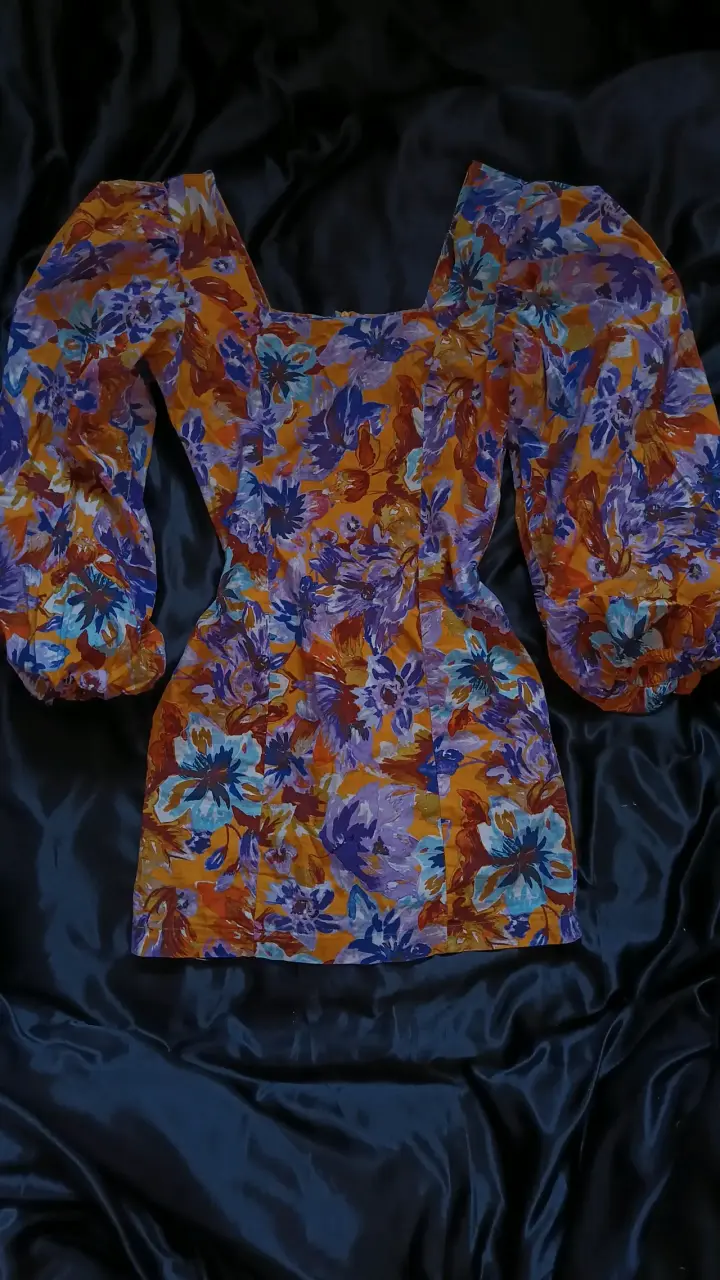 Vestido corto floral con mangas abullonadas - 3