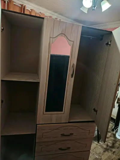 Ropero de madera con espejo y cajones - miniatura 1