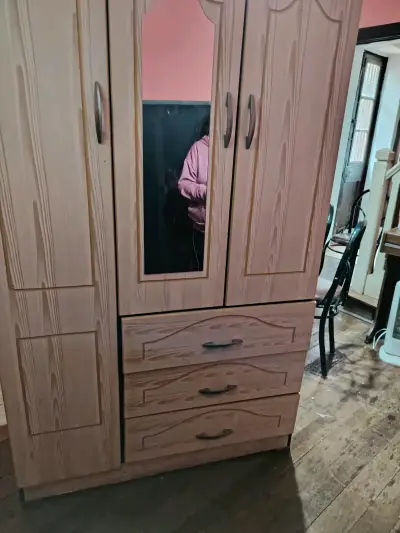 Ropero de madera con espejo y cajones - miniatura 4
