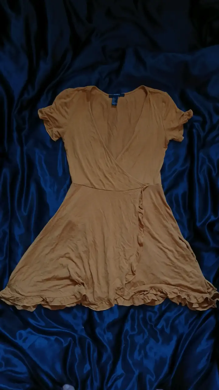 Vestido corto cruzado color mostaza - 1