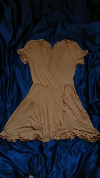 Vestido corto cruzado color mostaza - miniatura 1