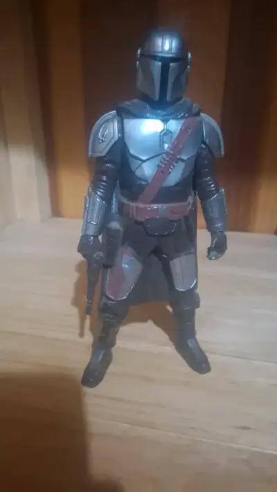 Figura de acción Mandalorian con detalles realistas - miniatura 1