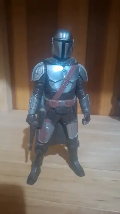 Figura de acción Mandalorian con detalles realistas - miniatura 2