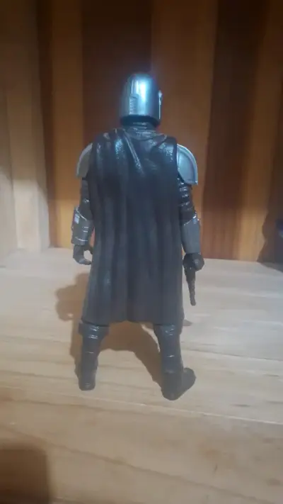 Figura de acción Mandalorian con detalles realistas - miniatura 4