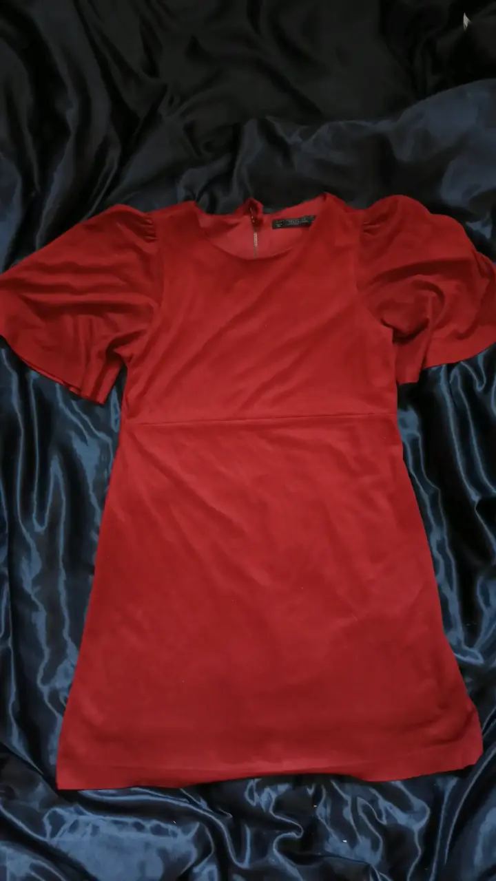Vestido rojo con mangas abullonadas - 1