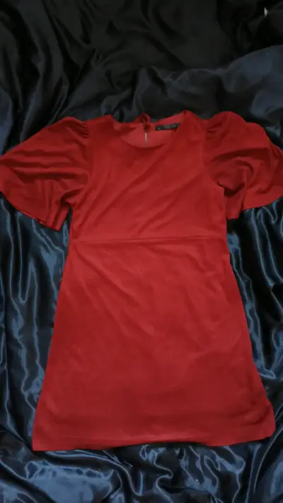 Vestido rojo con mangas abullonadas - miniatura 1