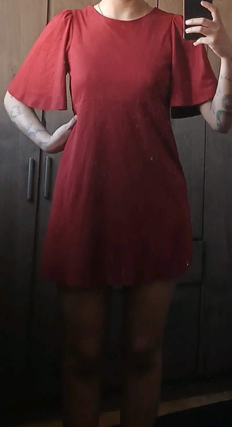 Vestido rojo con mangas abullonadas - 2