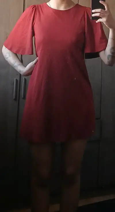 Vestido rojo con mangas abullonadas - miniatura 2