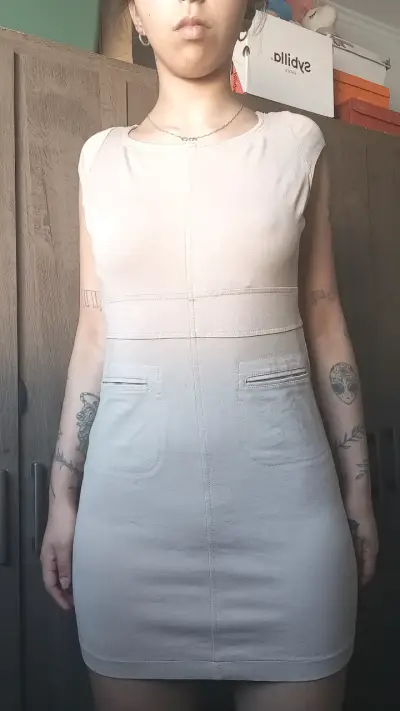 Vestido beige casual para mujer - miniatura 2