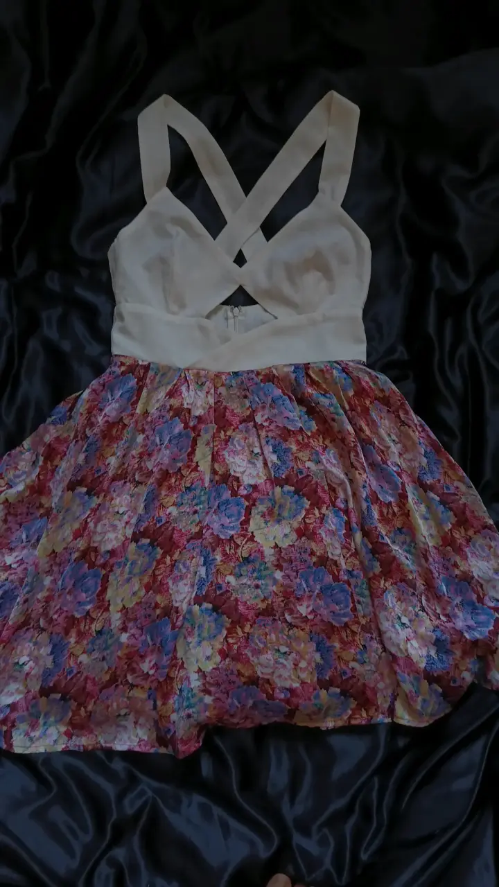 Vestido corto floral con tirantes cruzados - 1