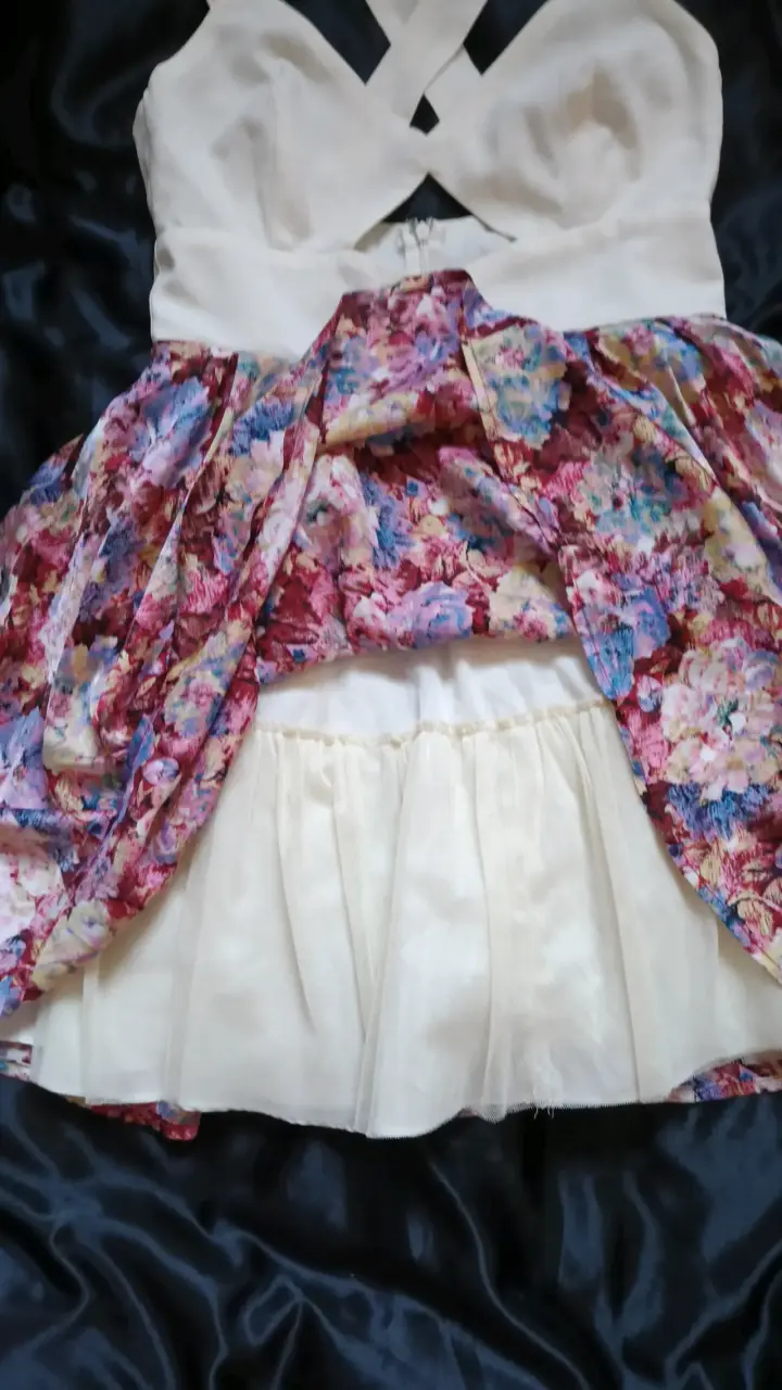Vestido corto floral con tirantes cruzados - 2