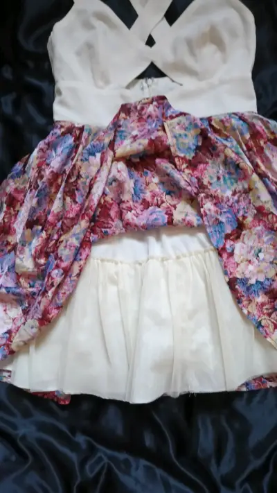 Vestido corto floral con tirantes cruzados - miniatura 2