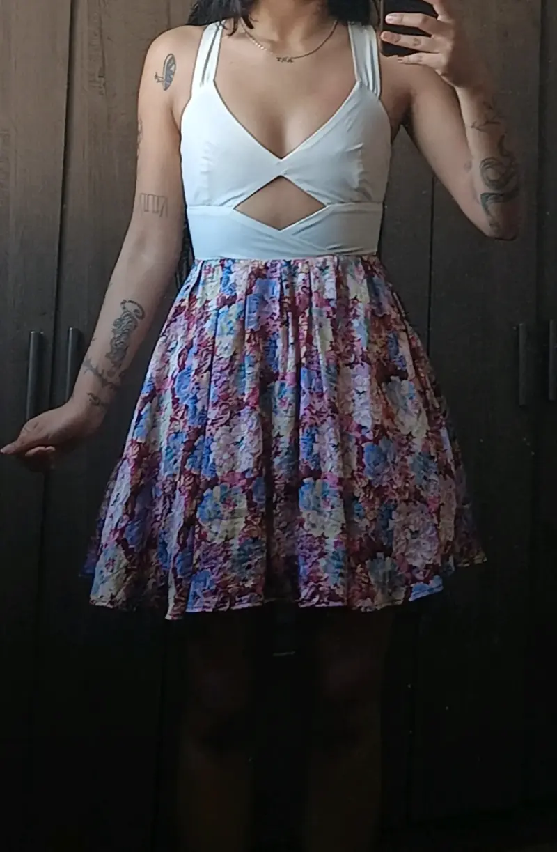 Vestido corto floral con tirantes cruzados - 3