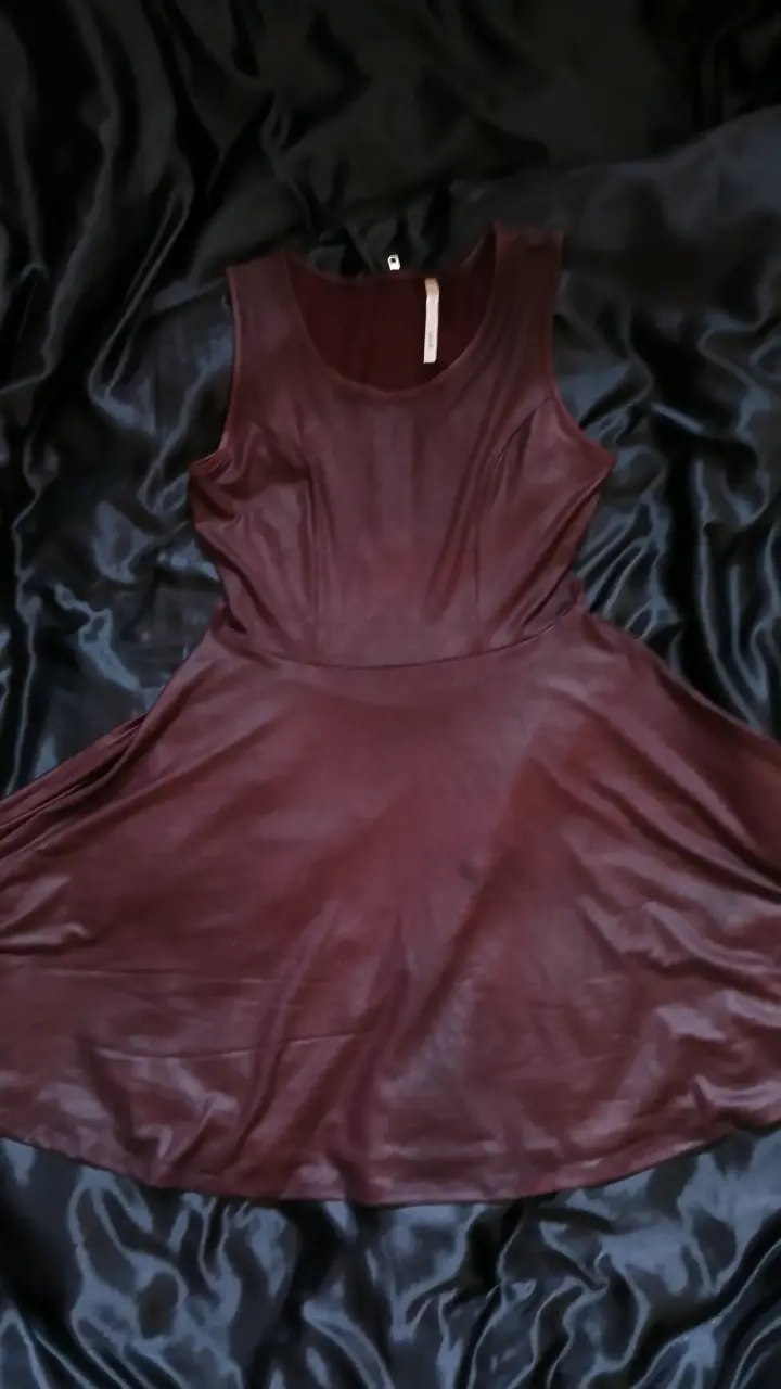 Vestido sin mangas color burdeos - 1