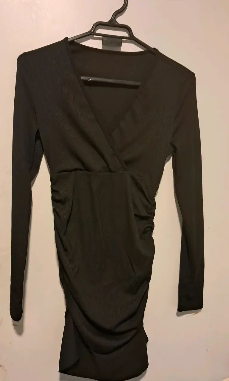 Vestido corto negro con escote en V - 2