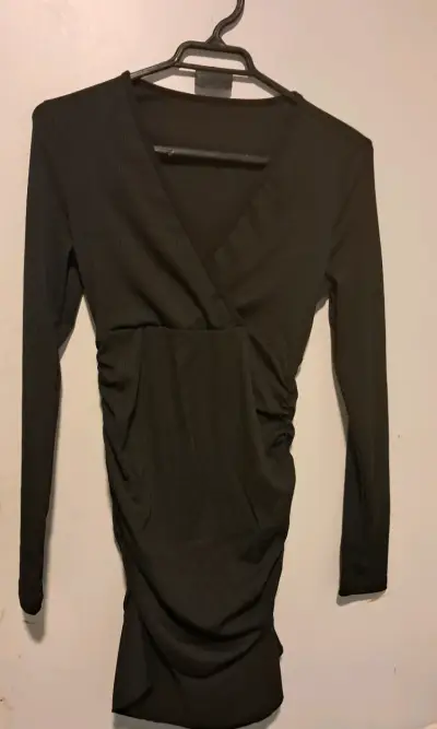 Vestido corto negro con escote en V - miniatura 2