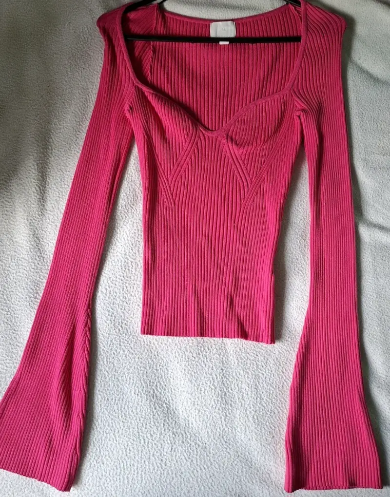 Polera rosa con mangas acampanadas
