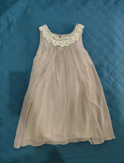 Vestido de niña con detalles de encaje y perlas - miniatura 1