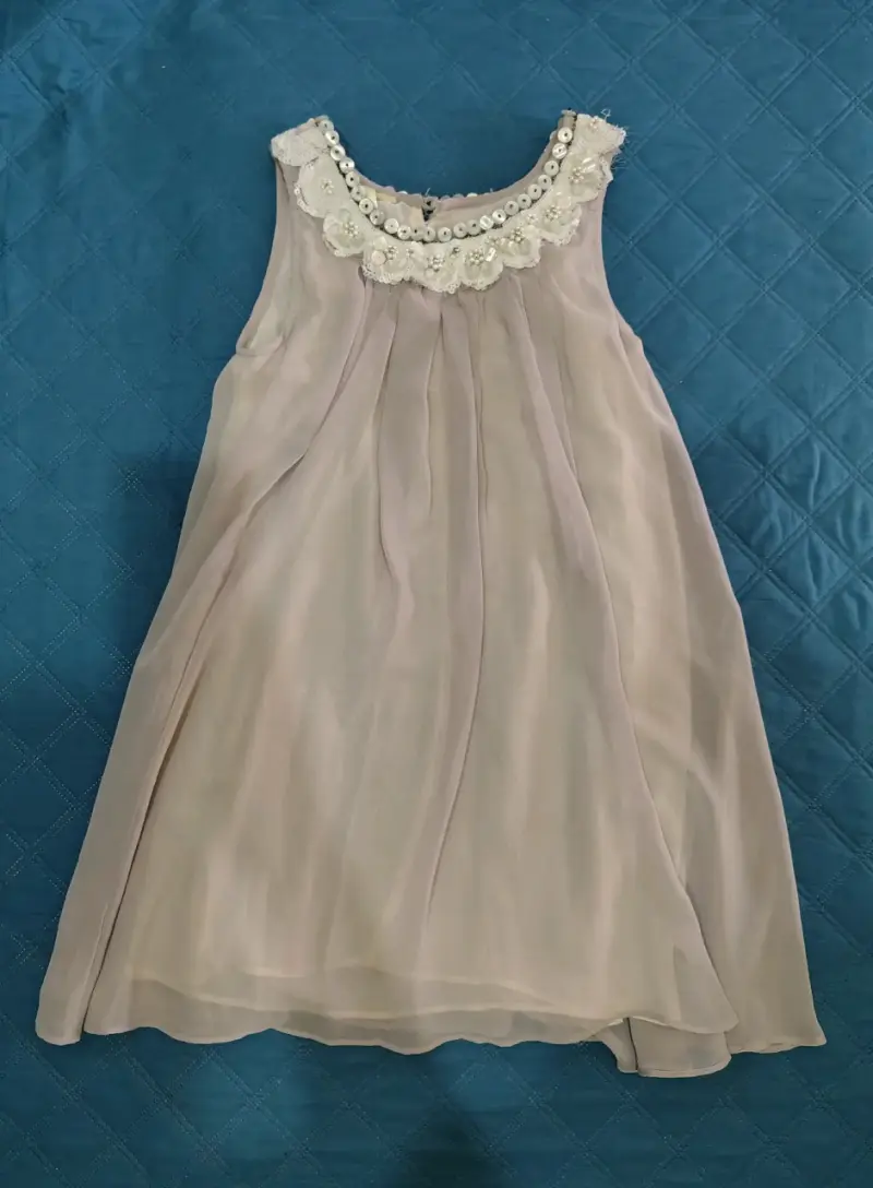 Vestido de niña con detalles de encaje y perlas - 2