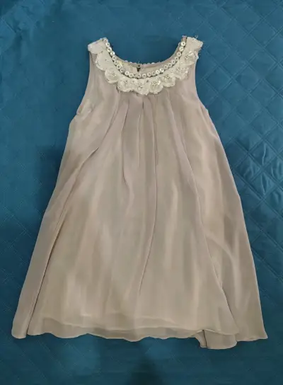 Vestido de niña con detalles de encaje y perlas - miniatura 2