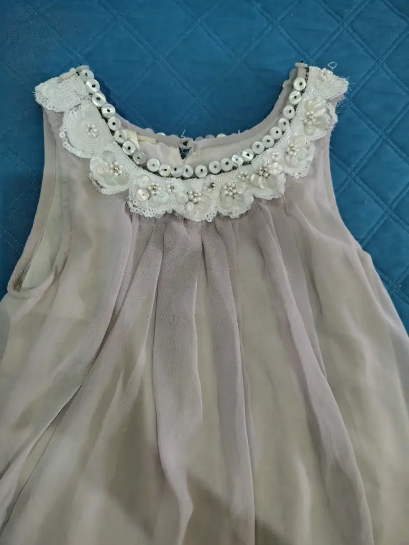 Vestido de niña con detalles de encaje y perlas - 3
