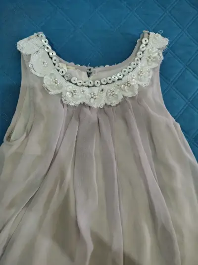 Vestido de niña con detalles de encaje y perlas - miniatura 3