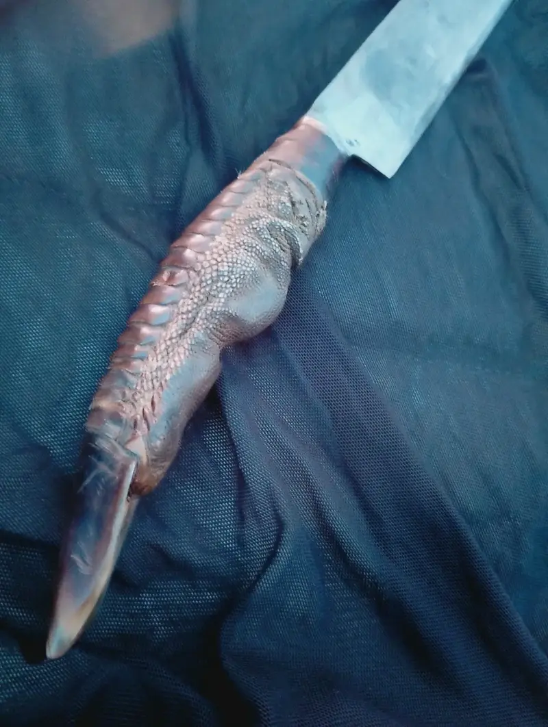 Cuchillo artesanal con mango de pata de ave - 2