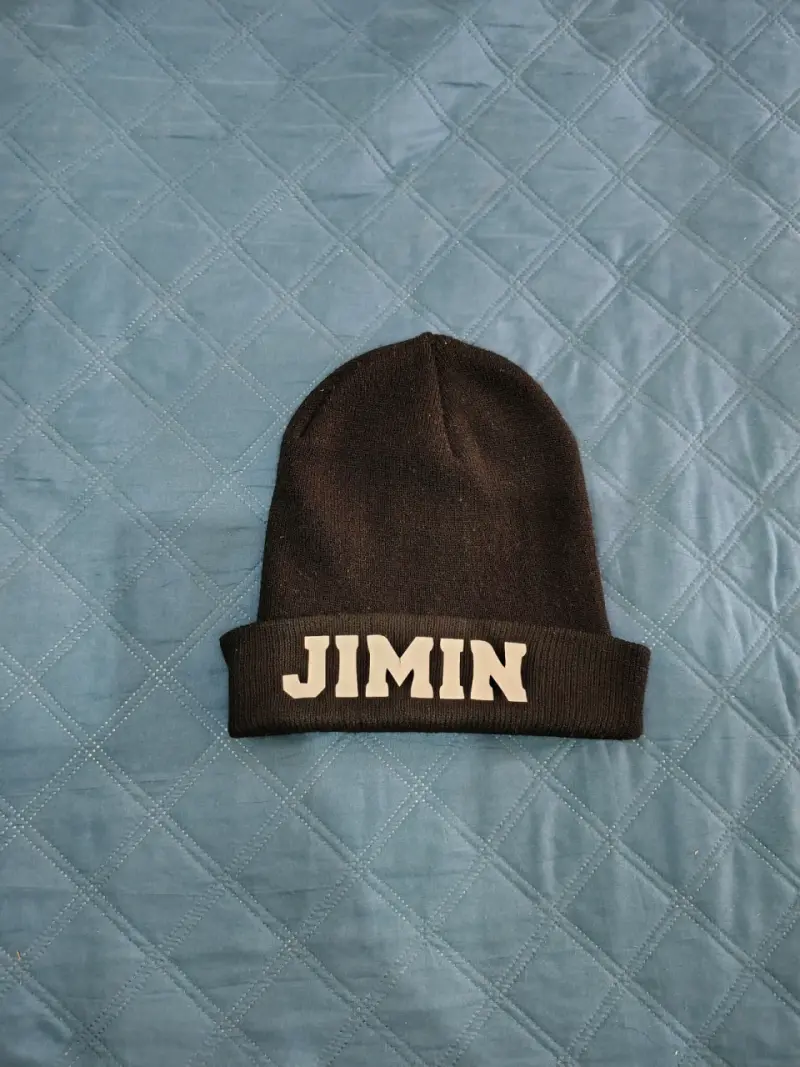 Gorro de lana negro con texto 'JIMIN'