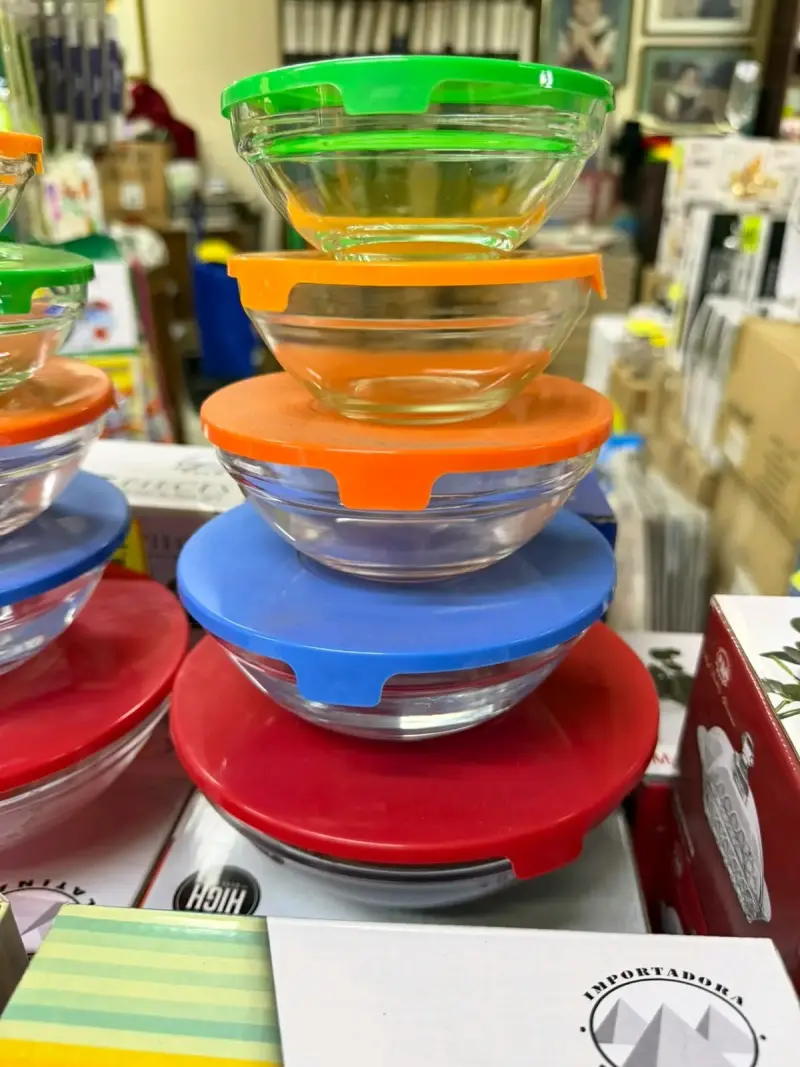 Set de 5 bowls de vidrio con tapas de colores - 1