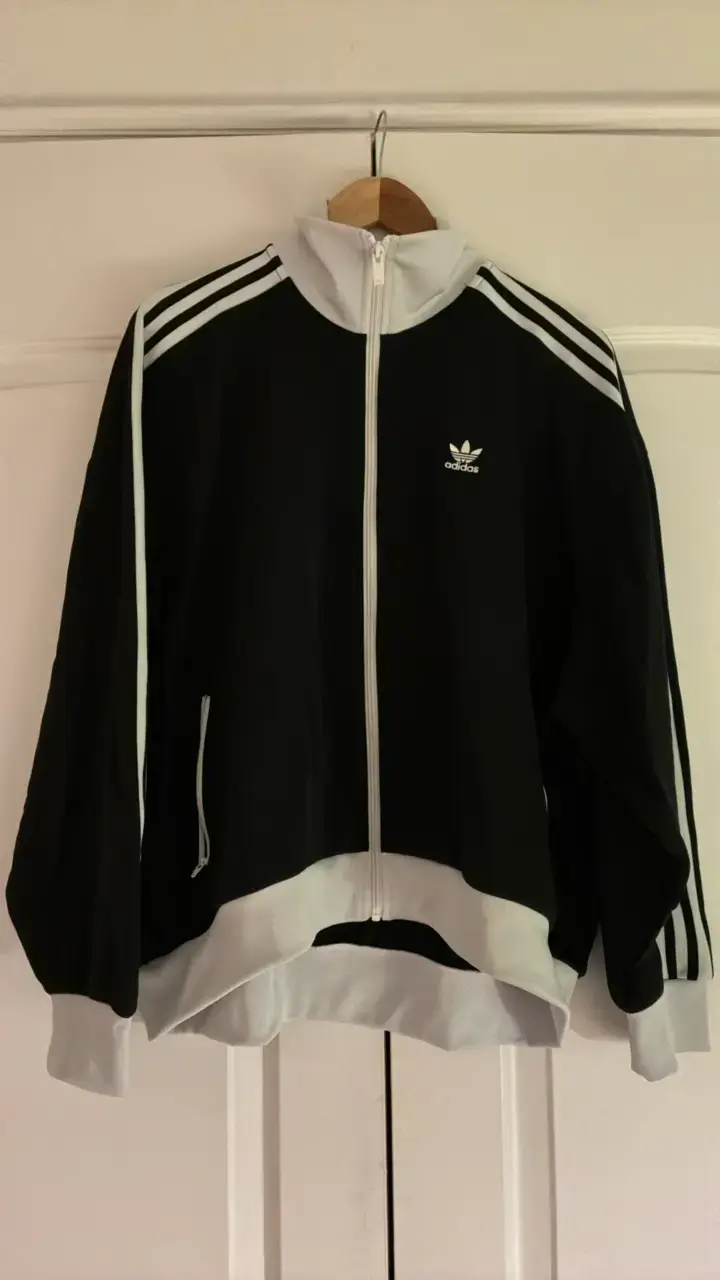 Chaqueta deportiva Adidas negra con logo - 1