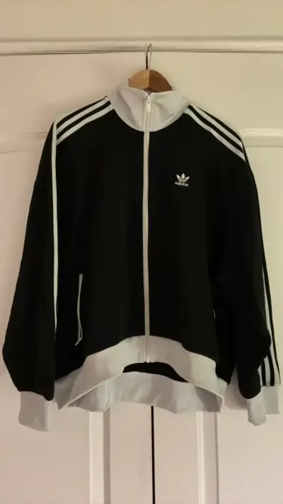 Chaqueta deportiva Adidas negra con logo - miniatura 1