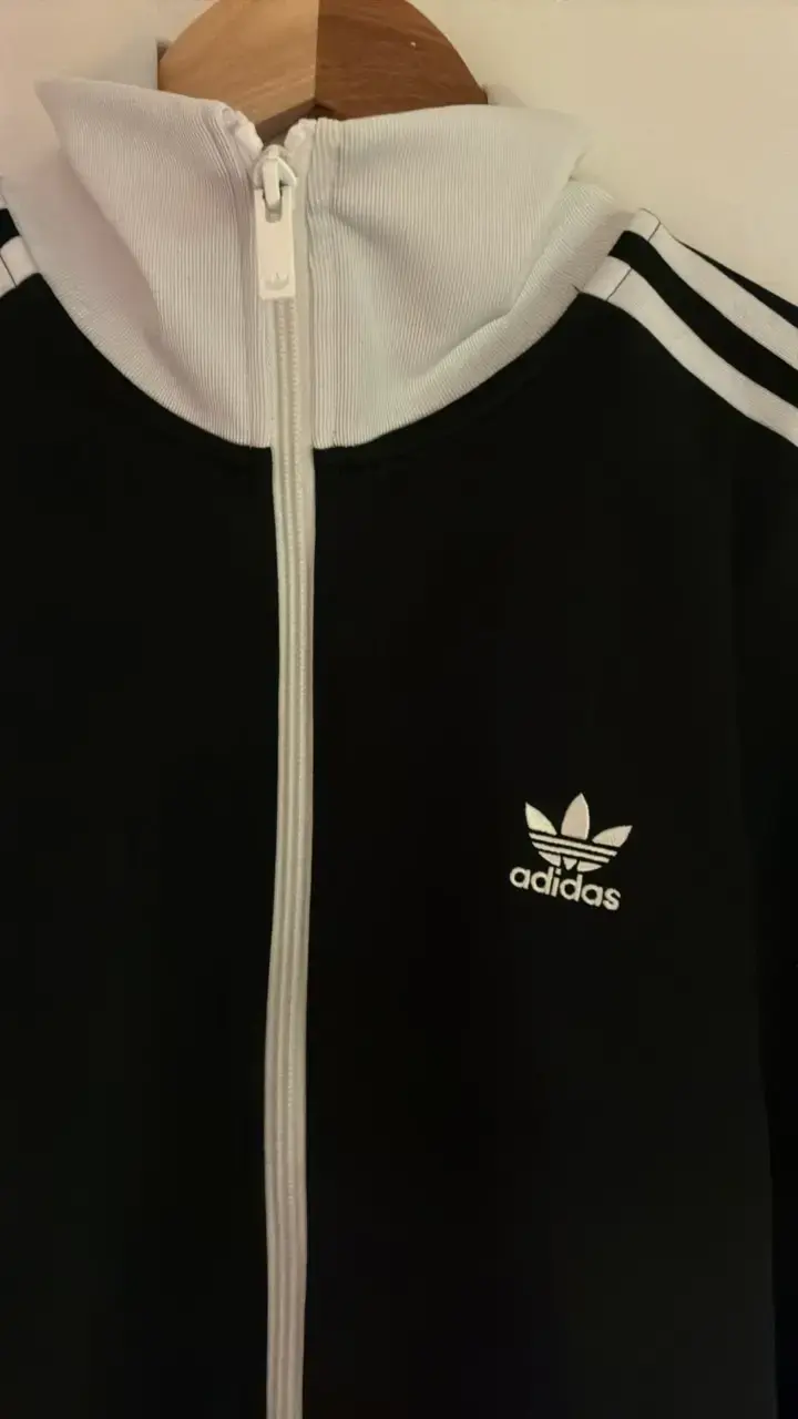 Chaqueta deportiva Adidas negra con logo - 2